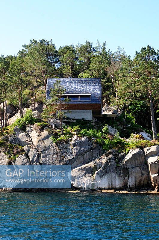Maison moderne en mélèze avec vue sur la mer