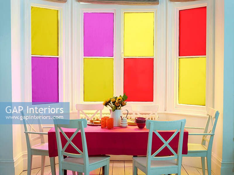 Traitement de fenêtre coloré dans la salle à manger