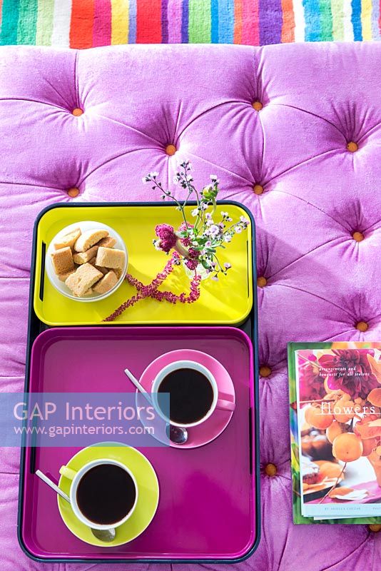 Café et biscuits sur plateau coloré