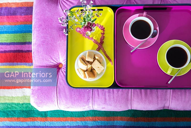 Café et biscuits sur plateau coloré
