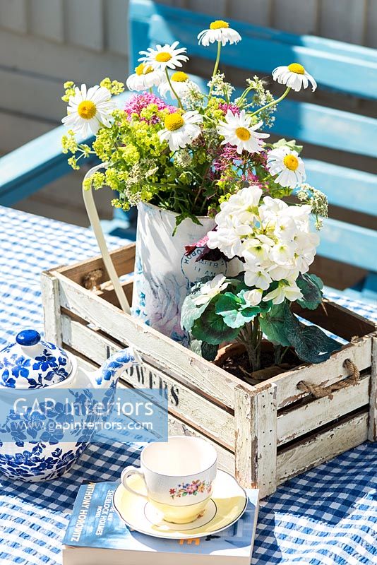 Décoration florale sur table de jardin