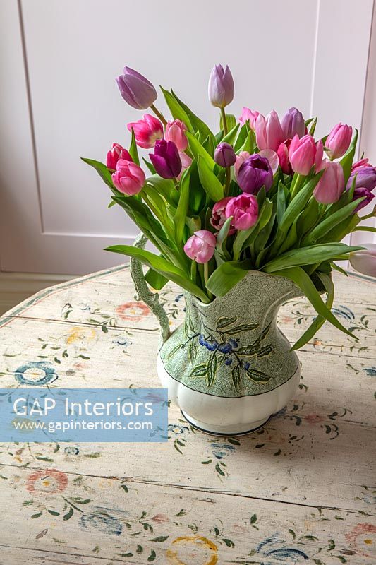 Vase de tulipes sur table vintage