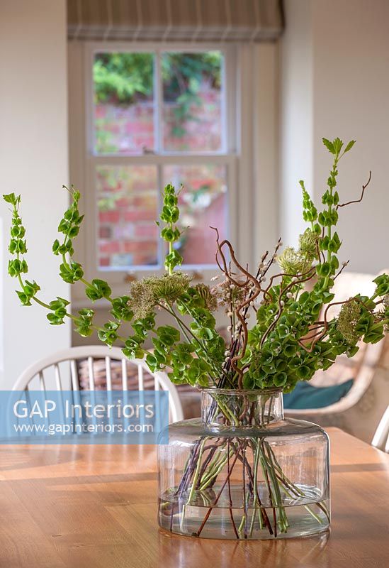 Vase de cloches d'Irlande fleurs sur table à manger