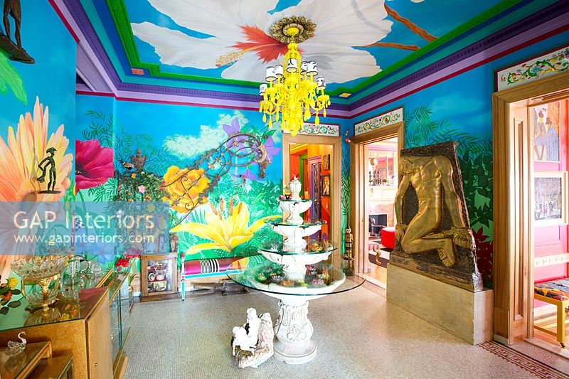 Chambre colorée avec des peintures murales florales