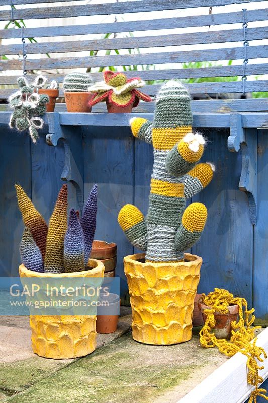 Ornements de cactus tricotés colorés