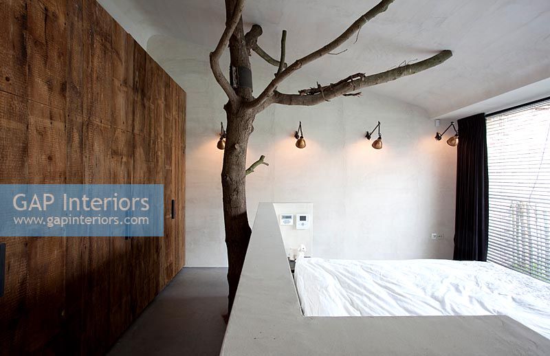 Chambre avec sculpture d'arbre