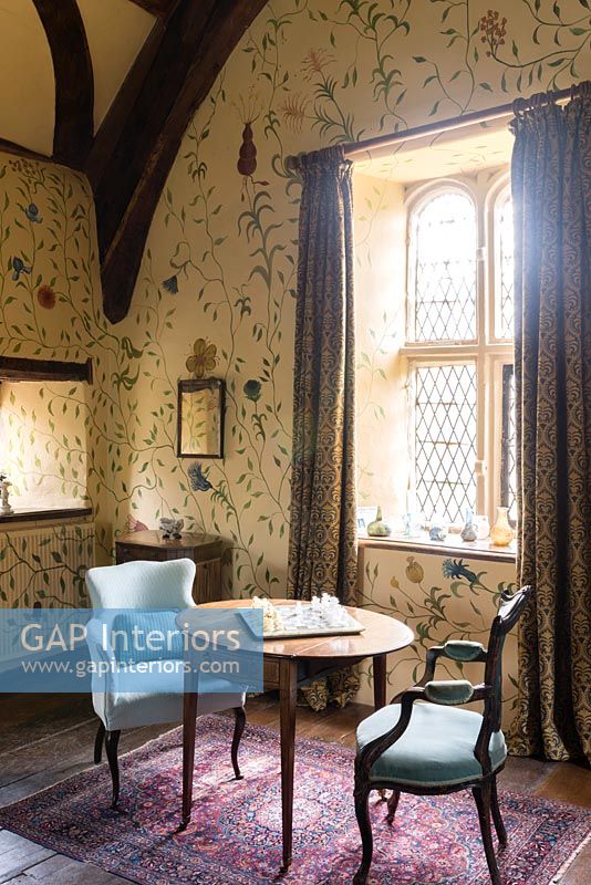 La grande chambre avec un mur floral peint à la main par Arabella Arkwright - Cothay Manor