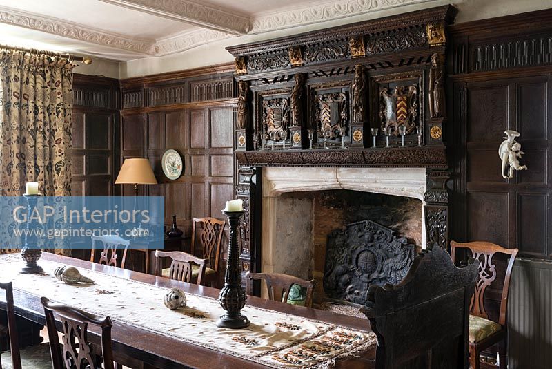 Salle à manger avec boiseries en chêne et cheminée ornée - Cothay Manor