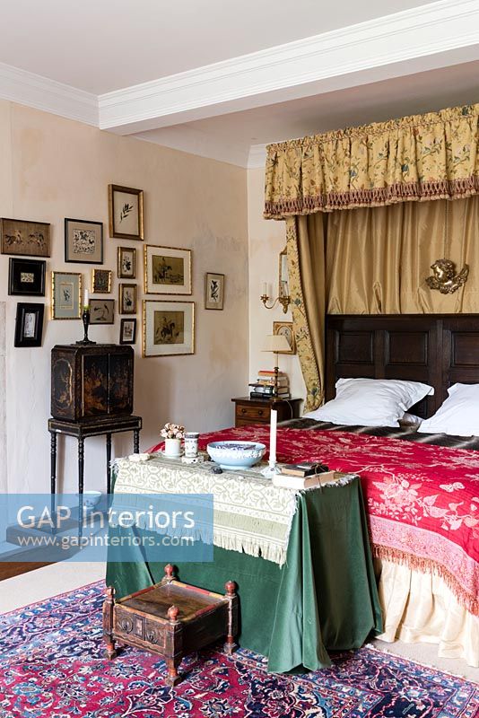 La chambre principale ou la chambre des Châtelaines avec un meuble chinois - Cothay Manor