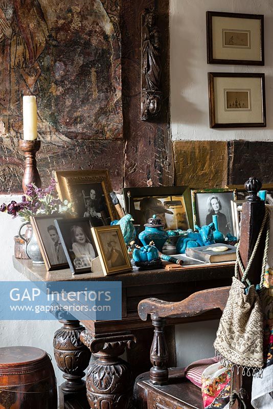 Affichage de photos de famille sur une table en chêne antique - Cothay Manor