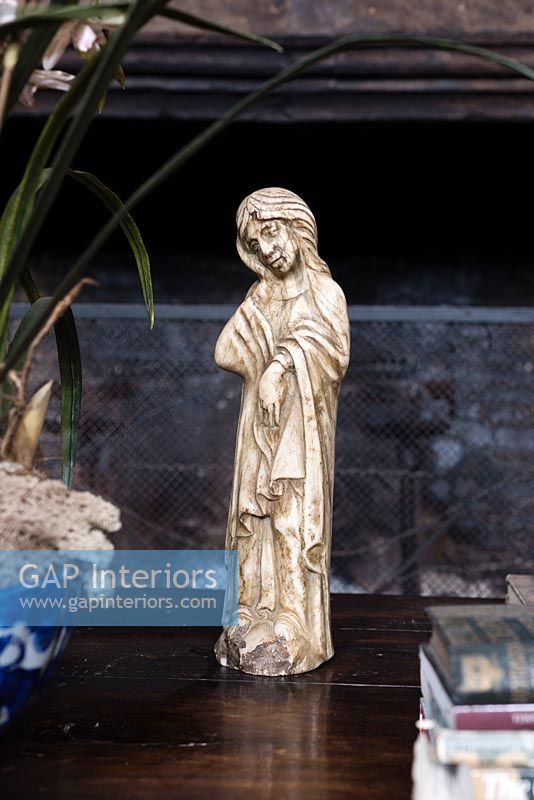 Statue en albâtre de la Vierge Marie dans la grande salle - Cothay Manor
