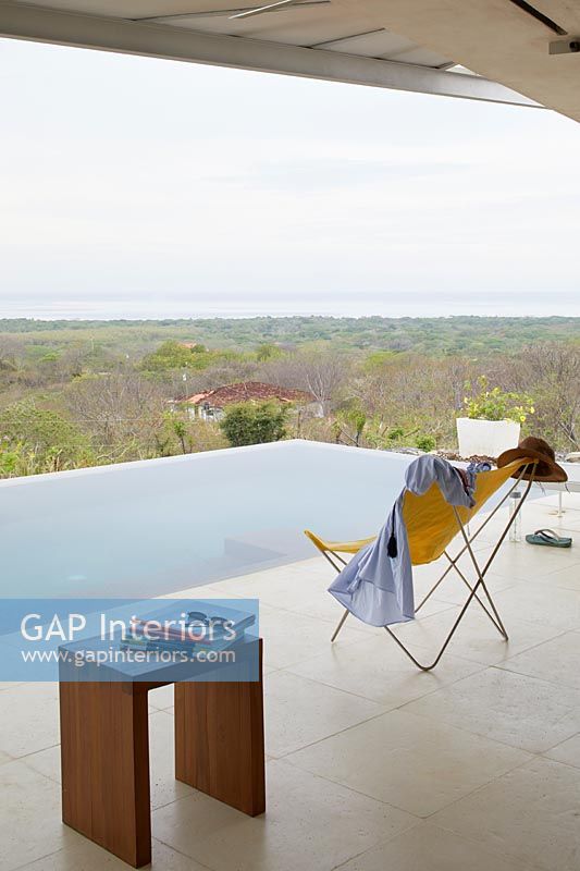 Patio et piscine à débordement avec vue panoramique