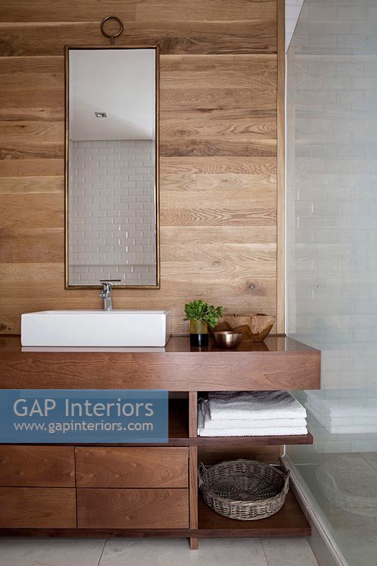 Lavabo de salle de bain moderne avec armoires en bois