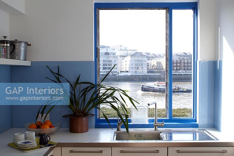 Fenêtre à cadre bleu