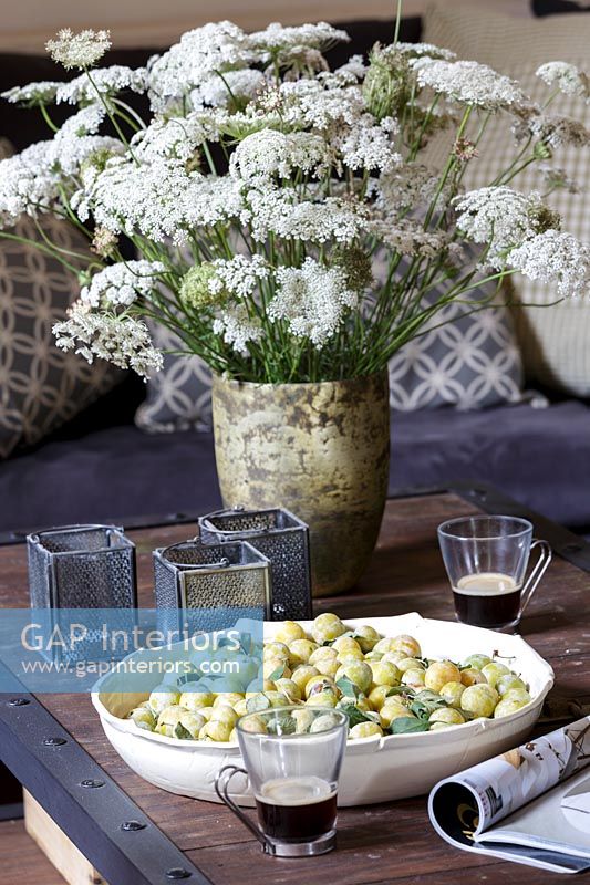 Vase de fleurs sur table basse