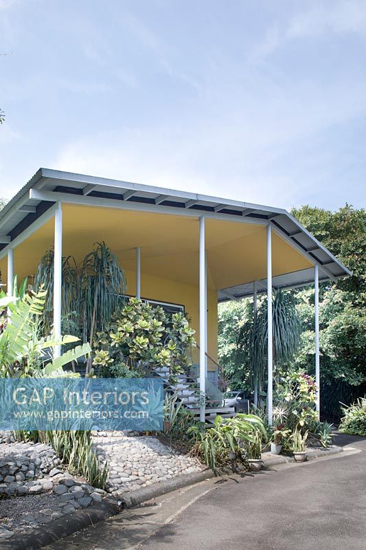 Maison contemporaine entourée de plantations tropicales