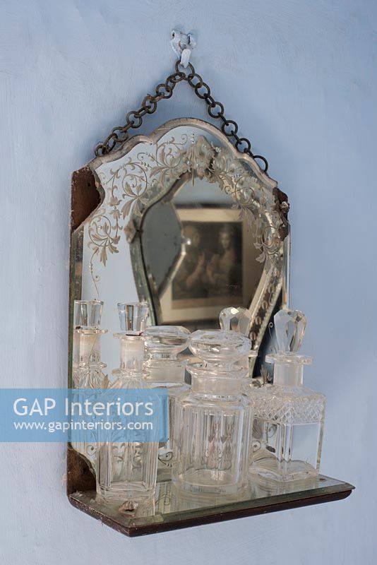 Étagère miroir en verre gravé avec pots en verre taillé