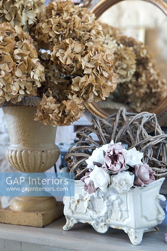 Fleurs d'hortensia séchées dans l'urne
