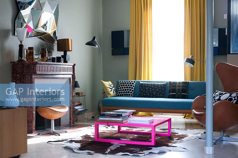 Salon moderne avec des meubles colorés