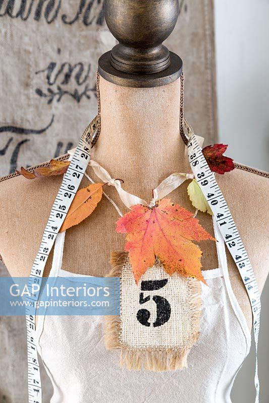 Mannequin de tailleur décoré de feuillage d'automne