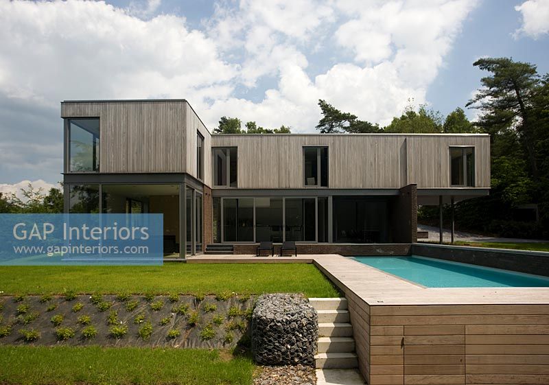 Maison moderniste et jardin avec pelouse et piscine