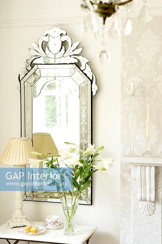 Vase de lys devant un miroir de style vénitien