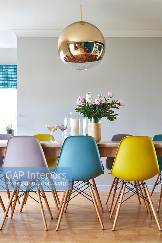 Chaises Eames colorées à table à manger