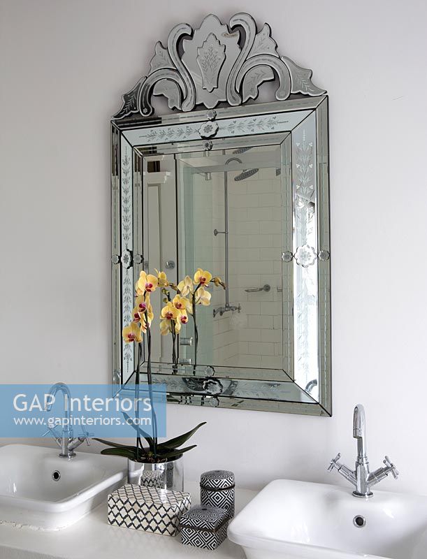 Miroir de style vénitien dans la salle de bain