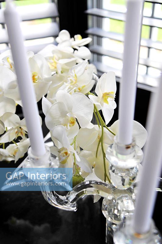 Bougies et fleurs d'orchidées
