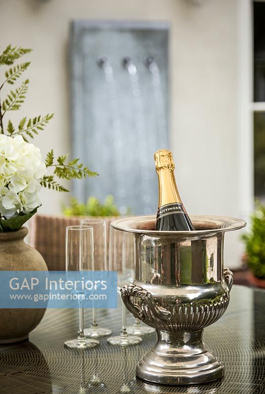 Champagne sur table de jardin