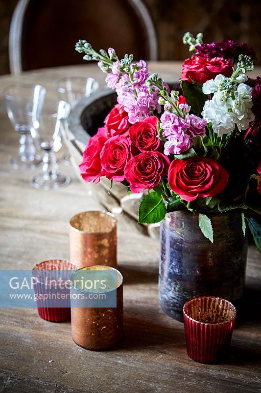 Vase de roses sur la table à manger