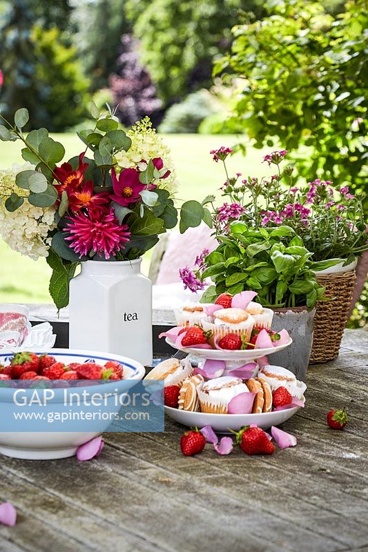Desserts et fleurs sur table de jardin