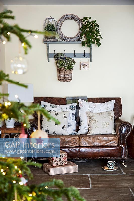 Canapé en cuir entouré de décorations de Noël