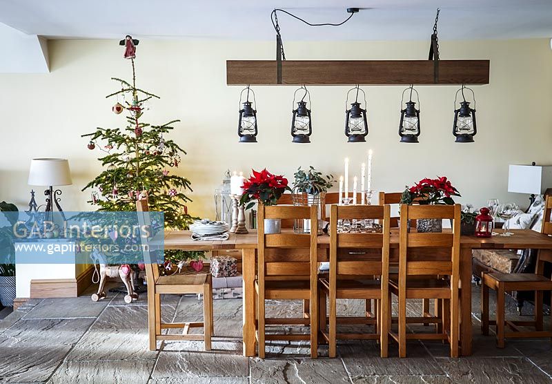 Salle à manger décorée pour Noël