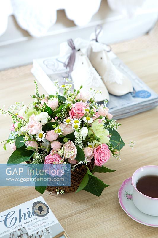 Bouquet de roses sur table basse
