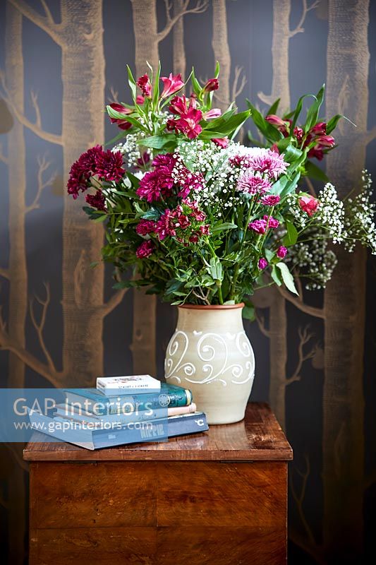 Arrangement de fleurs dans un vase sur une table de chevet