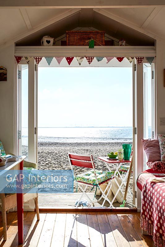 Intérieur de cabane de plage avec vue sur la plage et la mer