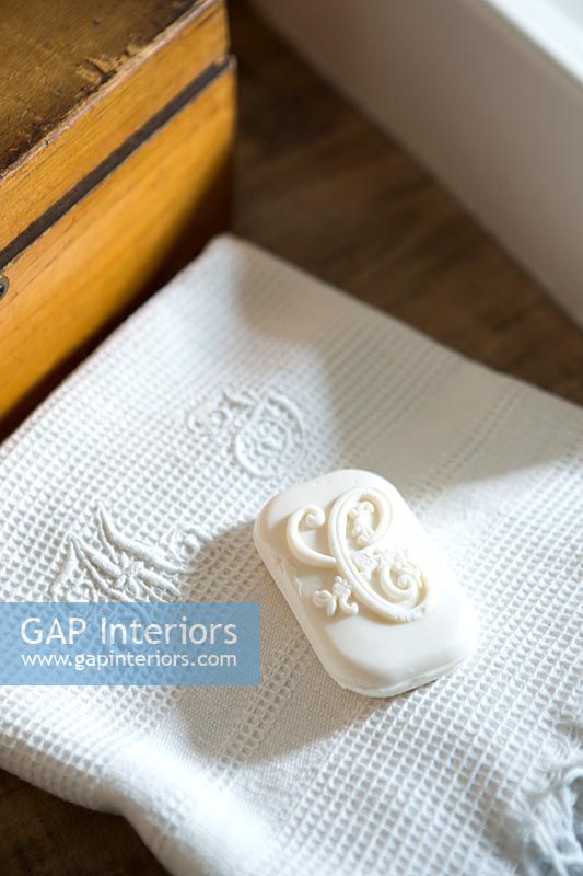 Tissu brodé et détail décoratif de savon