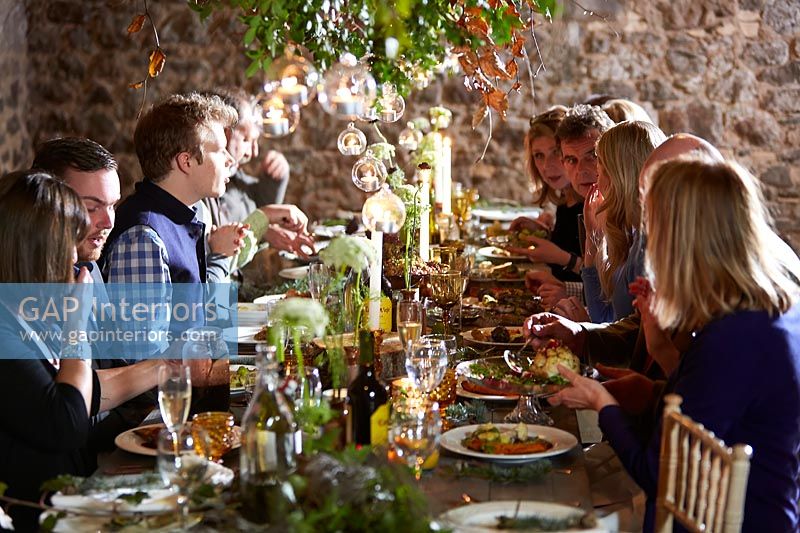 Les gens mangent à la table à manger décorée
