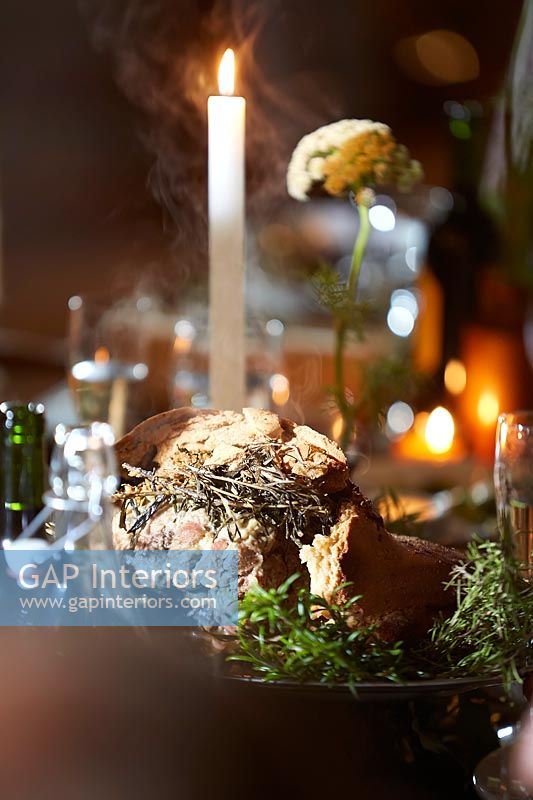 Détail d'agneau enveloppé de pâte de sel à la table à manger décorée