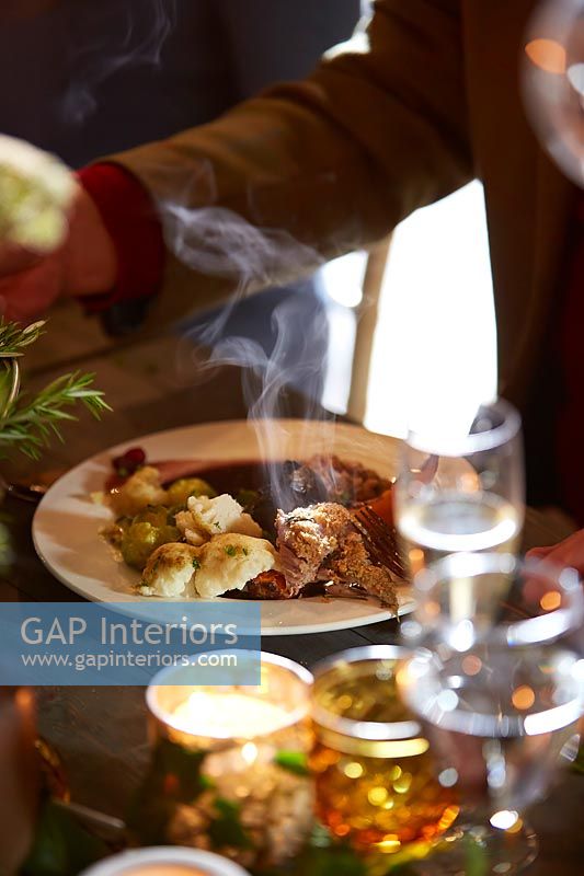 Assiette de plats chauds à la table à manger décorée
