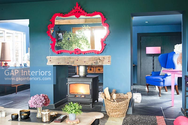 Poêle à bois dans un salon moderne coloré
