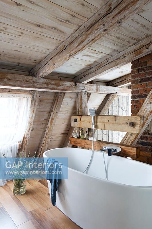 Salle de bain avec poutres apparentes en bois