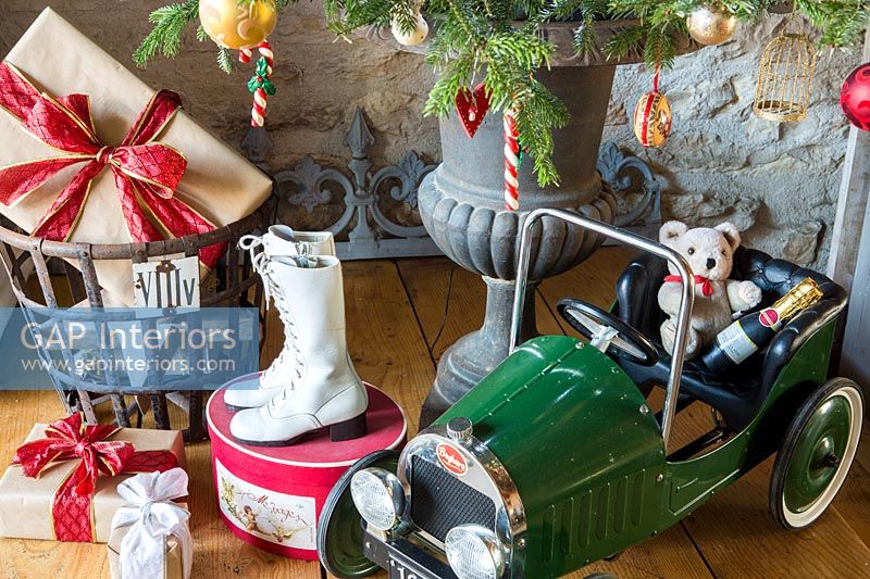 Détail de jouets vintage sous l'arbre de Noël