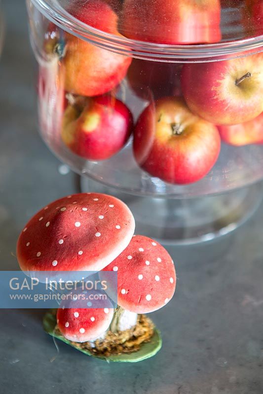 Détail de pommes en pot de verre et ornement de champignon