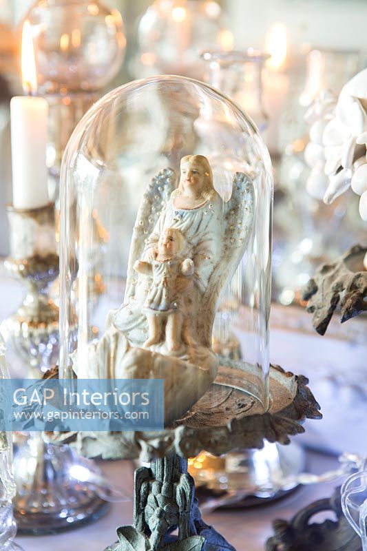 Détail de figures religieuses vintage en dôme de verre
