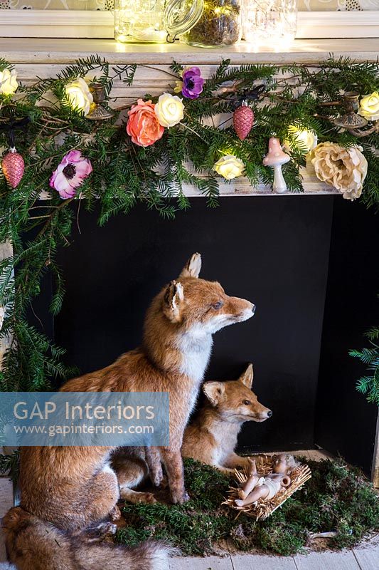Détail de renards dans la cheminée décorée pour Noël