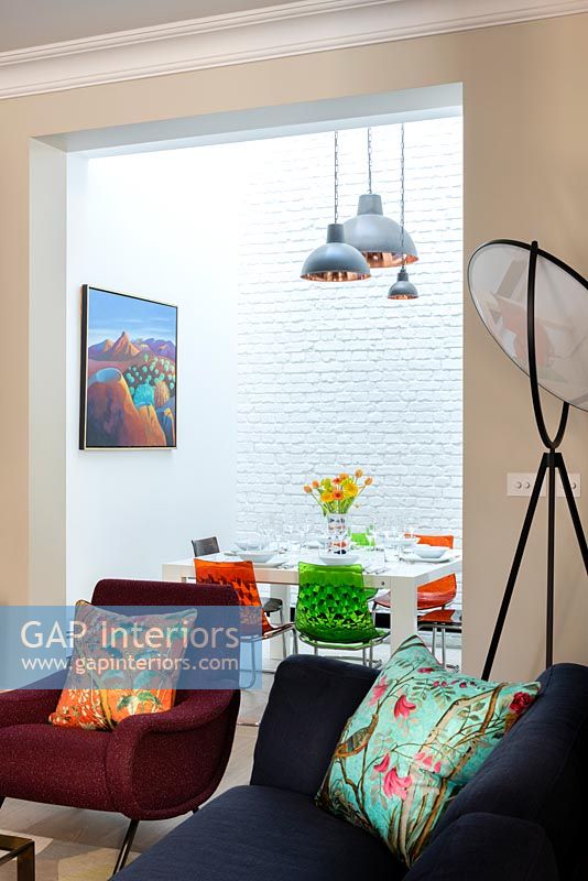 Salon et salle à manger décloisonnés avec murs recouverts de papier peint 3D en briques artificielles