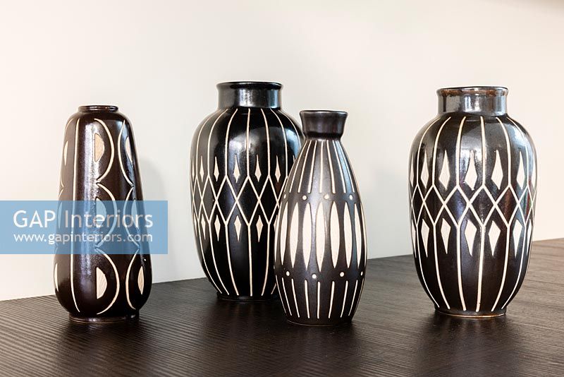 Détail de vases en poterie allemande par Anton Piesche Sgraffito