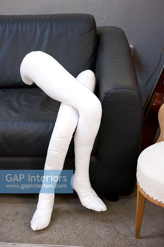 Détail des jambes de mannequins sur canapé